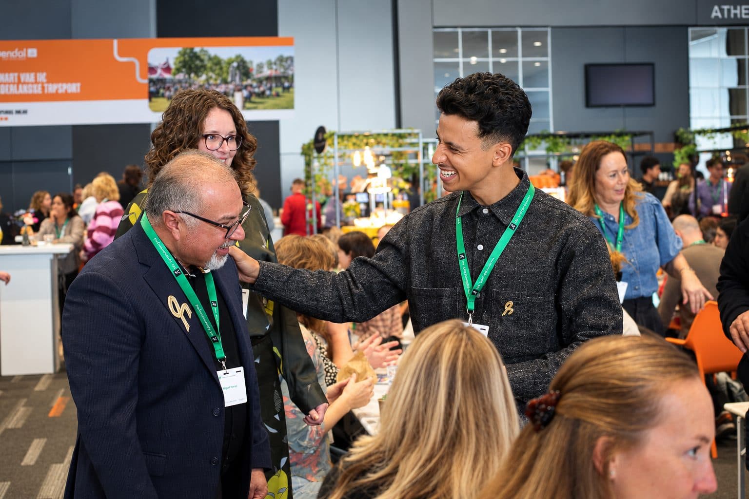 Bilal wordt op het congres gefeliciteerd door bezoekers